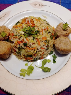 A picture of Kofte fried rice. .