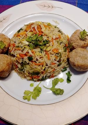 A picture of Kofte fried rice. .