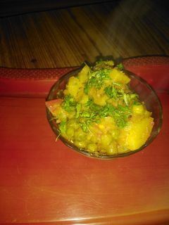 मटर आलू सब्जी (matar aloo sabzi recipe in hindi) रेसिपी मुख्य फोटो