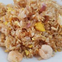 A picture of Nasi goreng sederhana.