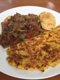 Una foto de Bistec de Carne Entomatado y Torrejón de Maíz Nuevo