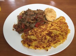 Una foto de Bistec de Carne Entomatado y Torrejón de Maíz Nuevo
