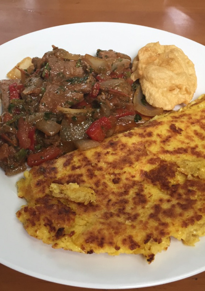 Una foto de Bistec de Carne Entomatado y Torrejón de Maíz Nuevo