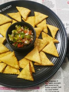 बाकरवडी नाचो (bakarvadi nachos recipe in marathi) रेसिपी चे मुख्य फोटो