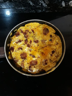 Una foto de Tortilla de chistorra con ajos, cúrcuma y pimienta negra