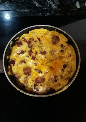 Foto principal de Tortilla de chistorra con ajos, cúrcuma y pimienta negra
