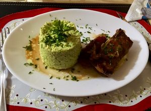 Una foto de Timbal de Cus Cus a la palta con Costillas de Cerdo agridulce
