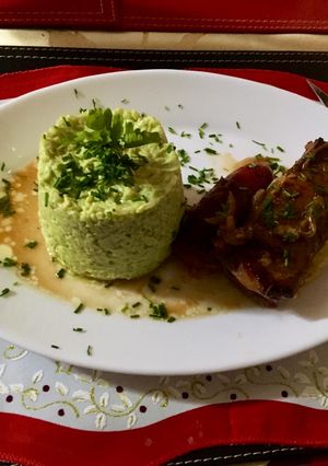 Una foto de Timbal de Cus Cus a la palta con Costillas de Cerdo agridulce