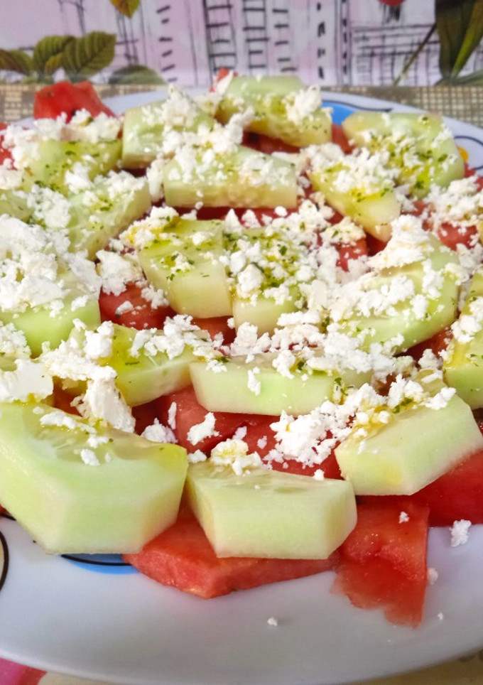 Una foto de Ensalada de sandía, feta y pepino