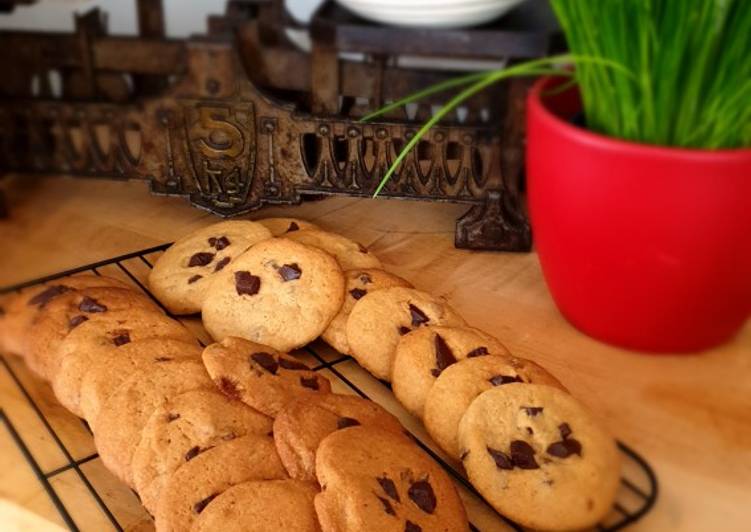 Simple Way to Make Tasty Cookies with chocolate chips