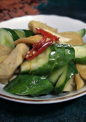 小黃瓜炒麵腸 五辛素 的食譜成品照片