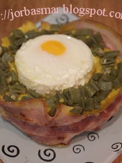 Una foto de Pure de patatas con panceta ahumada, judías y huevo