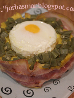 Una foto de Pure de patatas con panceta ahumada, judías y huevo