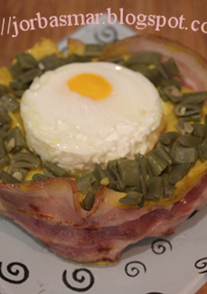 Una foto de Pure de patatas con panceta ahumada, judías y huevo