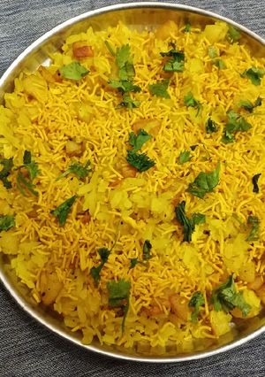 બટાકા પૌવા (Bataka Poha Recipe In Gujarati) રેસીપી મુખ્ય ફોટો