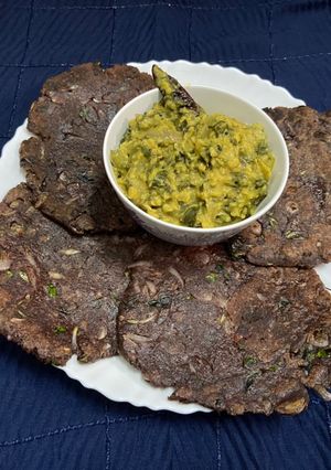 A picture of Ragi rotti with drumstick leaves.