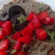 Hummus de lentejas, aceitunas negras y cilantro con Agua de Mar