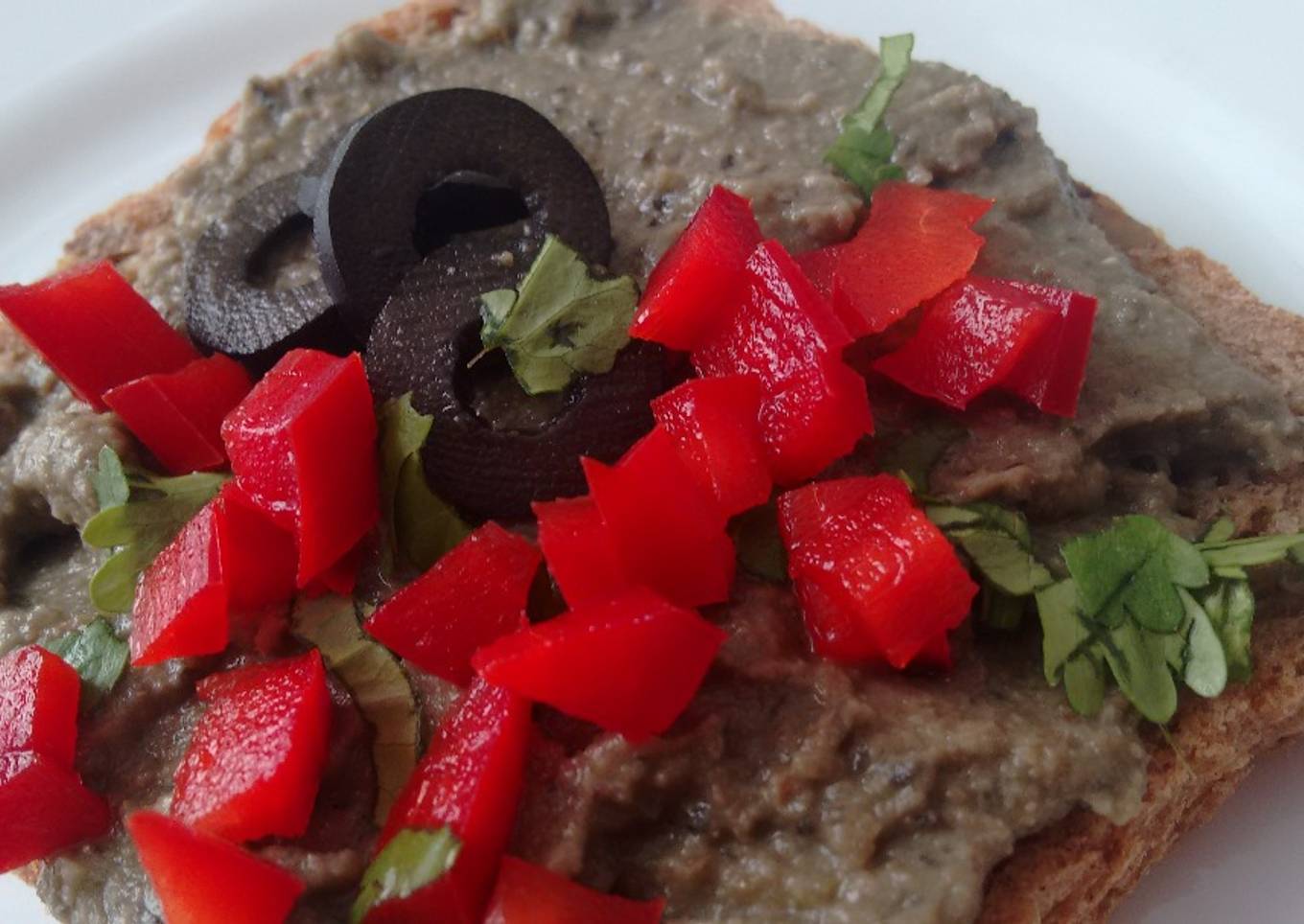 Hummus de lentejas, aceitunas negras y cilantro con Agua de Mar