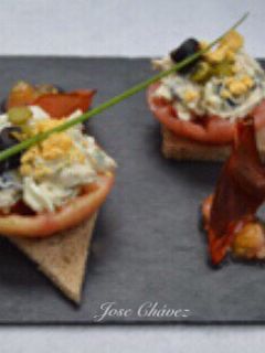 Una foto de Tostas de tomate confitado y pollo