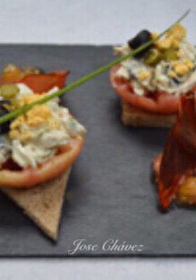 Foto principal de Tostas de tomate confitado y pollo