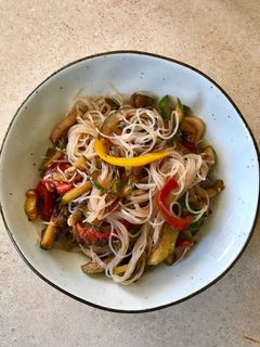 Una foto de Fideos de Arroz con salteado de verduras 🌶🌽