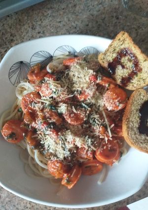 Una foto de Espaguetis con chorizo y verduras