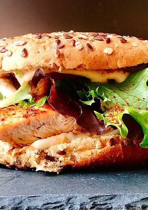 Hình của món Burger Nguyên Cám Kẹp Gà Tây Gia Vị Ý.