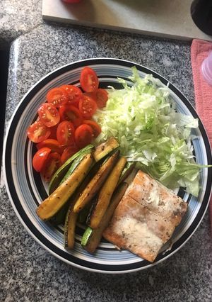 Una foto de Salmón al horno con verduras