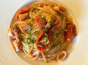 Una foto di linguine ai calamari