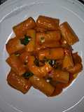 Rigattoni en salsa de gambitas rojas