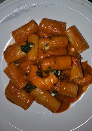 Una foto de Rigattoni en salsa de gambitas rojas