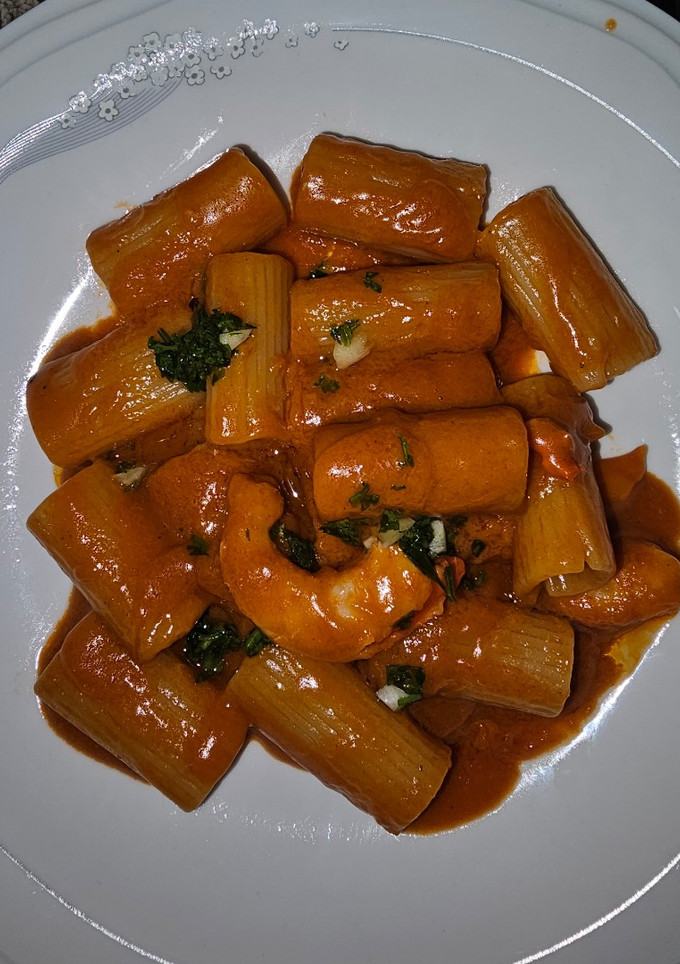 Una foto de Rigattoni en salsa de gambitas rojas