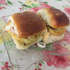 A picture of Anday Wala Bun Kabab with Chutney inStreet style.