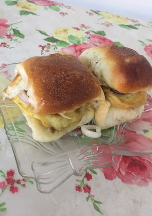 A picture of Anday Wala Bun Kabab with Chutney inStreet style.
