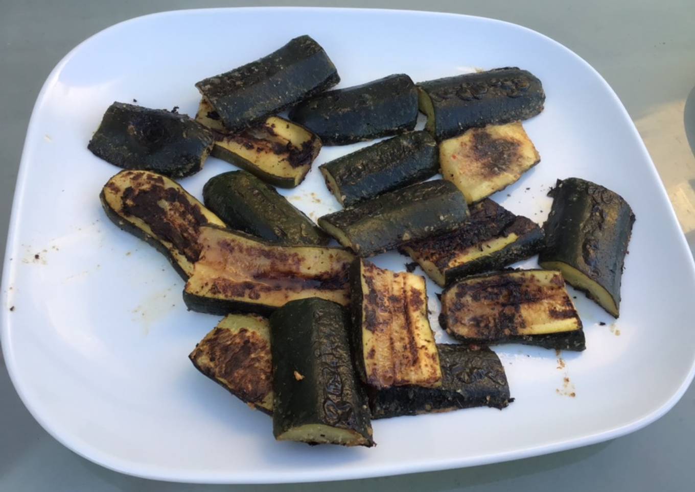 Courgettes marinées grillées à la plancha (pêche gingembre citron)