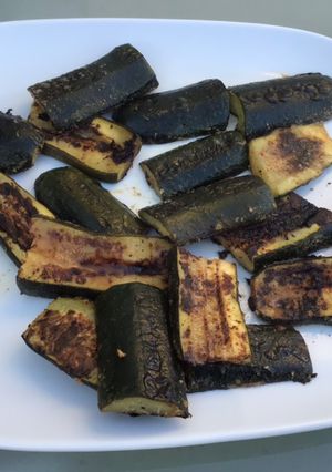 Une photo de Courgettes marinées grillées à la plancha (pêche gingembre citron)