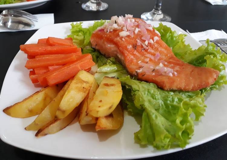 Pan Seared Salmon With Lemon Butter Sauce