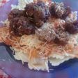 Ravioles con salsa roja y albóndigas