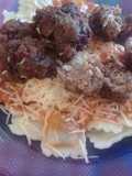 Ravioles con salsa roja y albóndigas