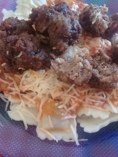 Una foto de Ravioles con salsa roja y albóndigas