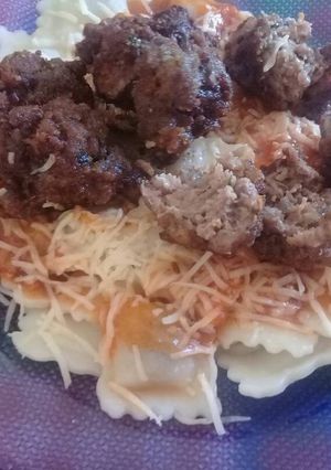 Una foto de Ravioles con salsa roja y albóndigas