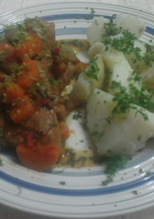 Una foto de Conejo guisado con vegetales