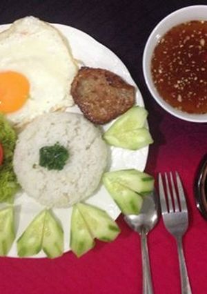 Hình của món Cơm thịt rim, trứng chiên.