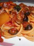 Linguine con Peperoni, Olive Nere, Capperi e Pomodorini Freschi