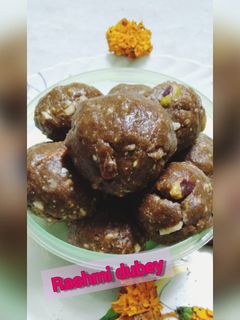 आटे और मेवे के लड्डू (aate aur mewe ke ladoo recipe in Hindi) रेसिपी मुख्य फोटो