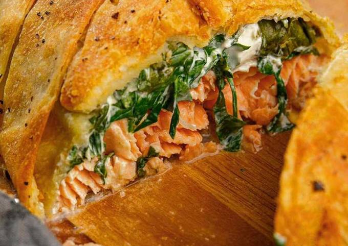 Слоеный пирог с лососем и шпинатом , пошаговый рецепт на ккал, фото, ингредиенты - Nora