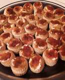 Bocaditos de hojaldre rellenos de queso y mermelada de pimientos