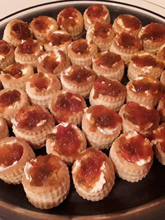 Una foto de Bocaditos de hojaldre rellenos de queso y mermelada de pimientos