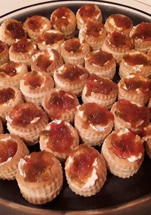 Una foto de Bocaditos de hojaldre rellenos de queso y mermelada de pimientos