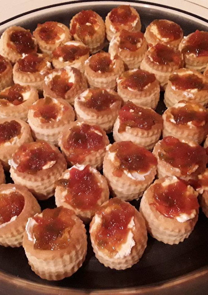 Una foto de Bocaditos de hojaldre rellenos de queso y mermelada de pimientos